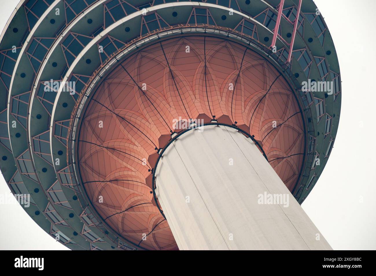 Der KL Tower, auch bekannt als Kuala Lumpur Tower, ein Telekommunikationsturm in Kuala Lumpur, Malaysia Stockfoto