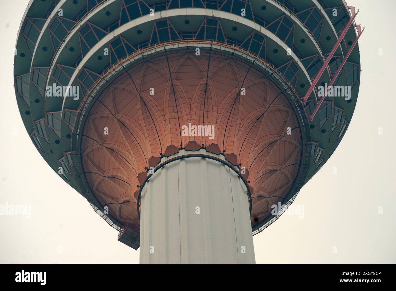 Der KL Tower, auch bekannt als Kuala Lumpur Tower, ein Telekommunikationsturm in Kuala Lumpur, Malaysia Stockfoto