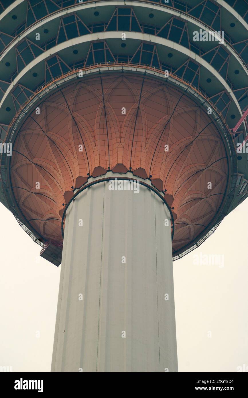 Der KL Tower, auch bekannt als Kuala Lumpur Tower, ein Telekommunikationsturm in Kuala Lumpur, Malaysia Stockfoto