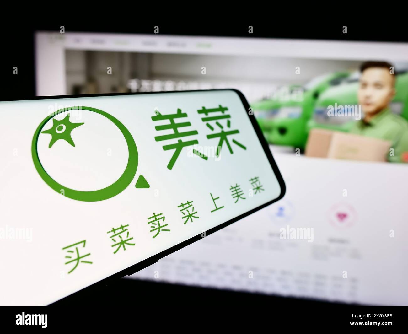 Handy mit Logo des chinesischen landwirtschaftlichen E-Commerce-Unternehmens Meicai vor der Business-Website. Fokus auf der linken Seite des Telefondisplays. Stockfoto