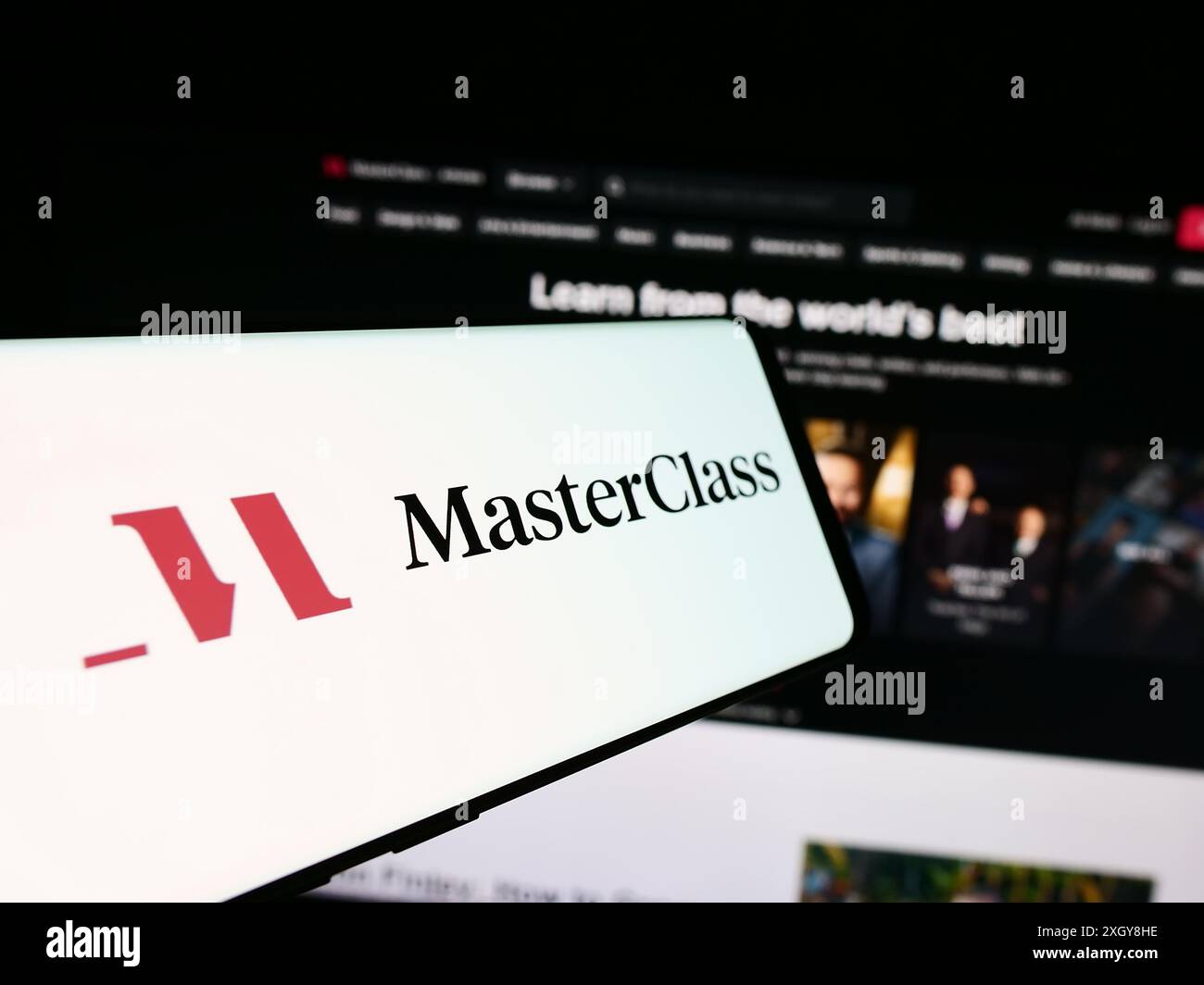 Mobiltelefon mit Logo des amerikanischen Bildungsunternehmens Yanka Industries Inc. (Masterclass) vor der Website. Konzentrieren Sie sich auf die Mitte des Telefondisplays. Stockfoto