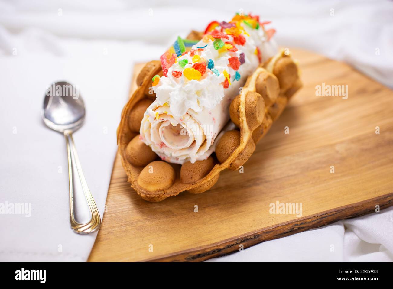 Ein Blick auf gerolltes Eis in einer Puffelkegelfolie. Stockfoto