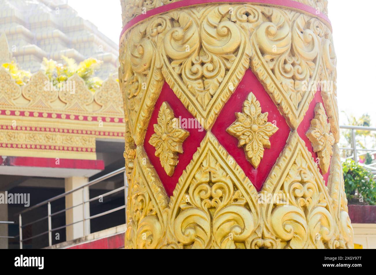 Designmuster auf Säulen der Global Vipassana Pagode in Mumbai, Indien Stockfoto