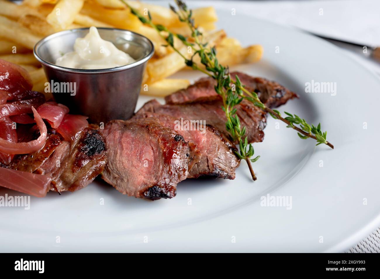 Eine Nahaufnahme von einem Steak und Pommes Frites Teller. Stockfoto