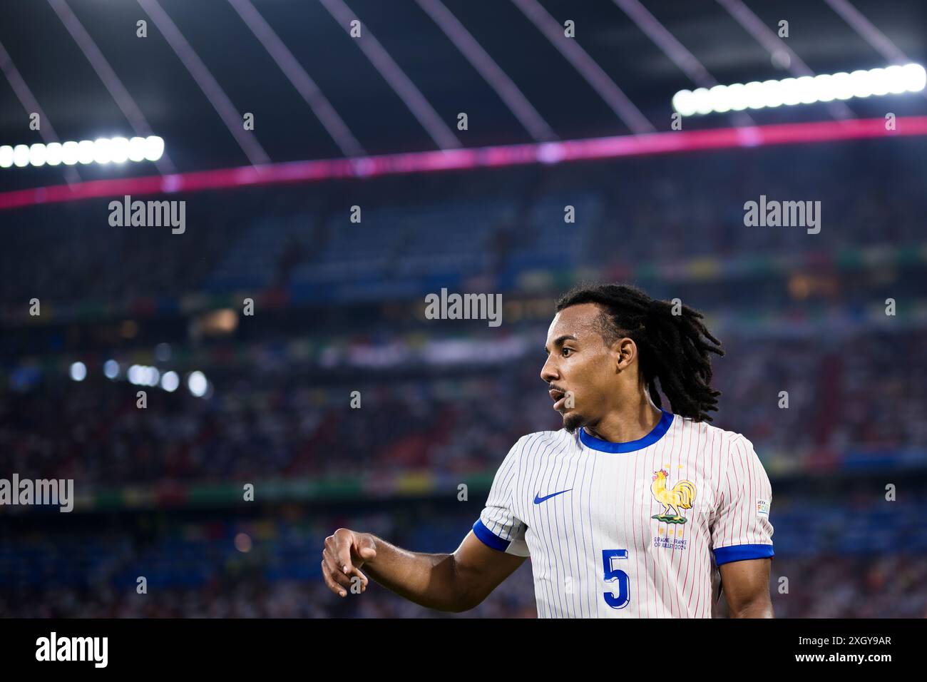 München, Deutschland. 9. Juli 2024. Jules Kounde aus Frankreich beobachtet das Halbfinalspiel der UEFA EURO 2024 zwischen Spanien und Frankreich. Quelle: Nicolò Campo/Alamy Live News Stockfoto