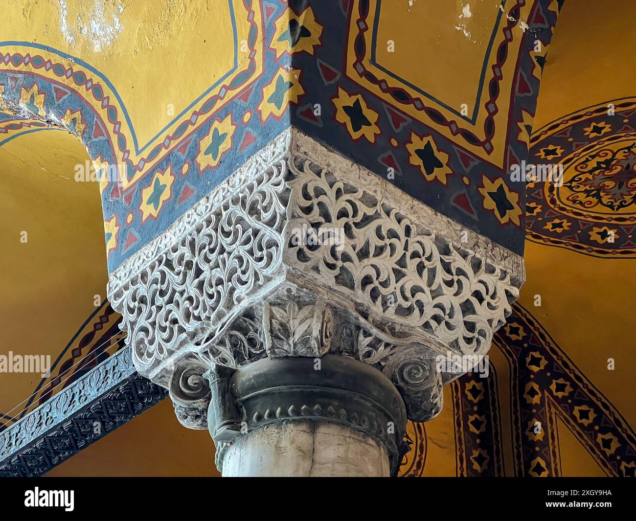 Istanbul, Türkei - 8. Mai 2024: Nahaufnahme der reich verzierten Säule und des Bogens der Hagia Sophia mit historischer Kunst. Stockfoto