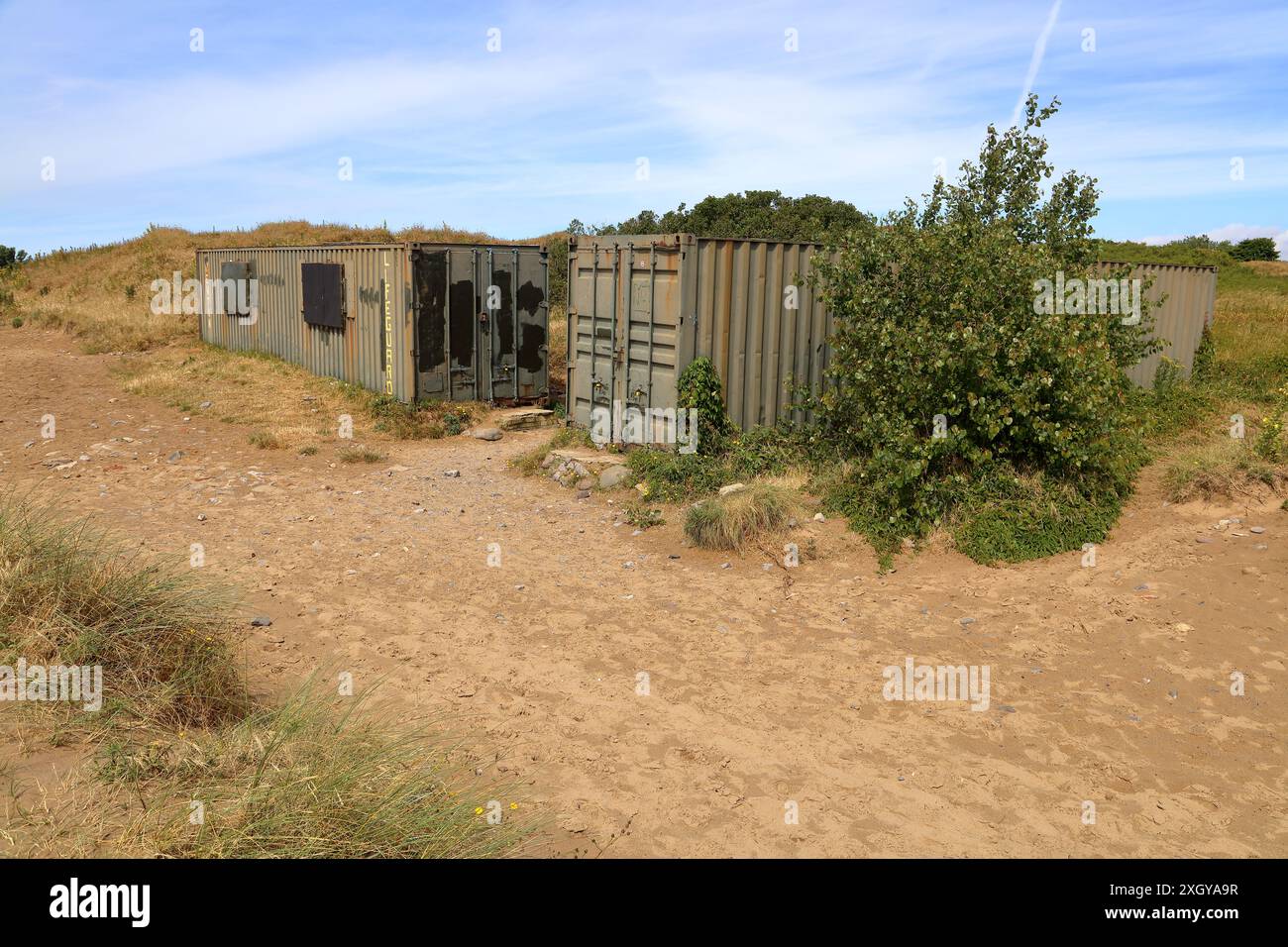 Zwei Ex-Container, die zur Lagerung umgebaut wurden und Rettungsschwimmern ermöglichen, die Bucht bei gutem Wetter zu sehen. Stockfoto