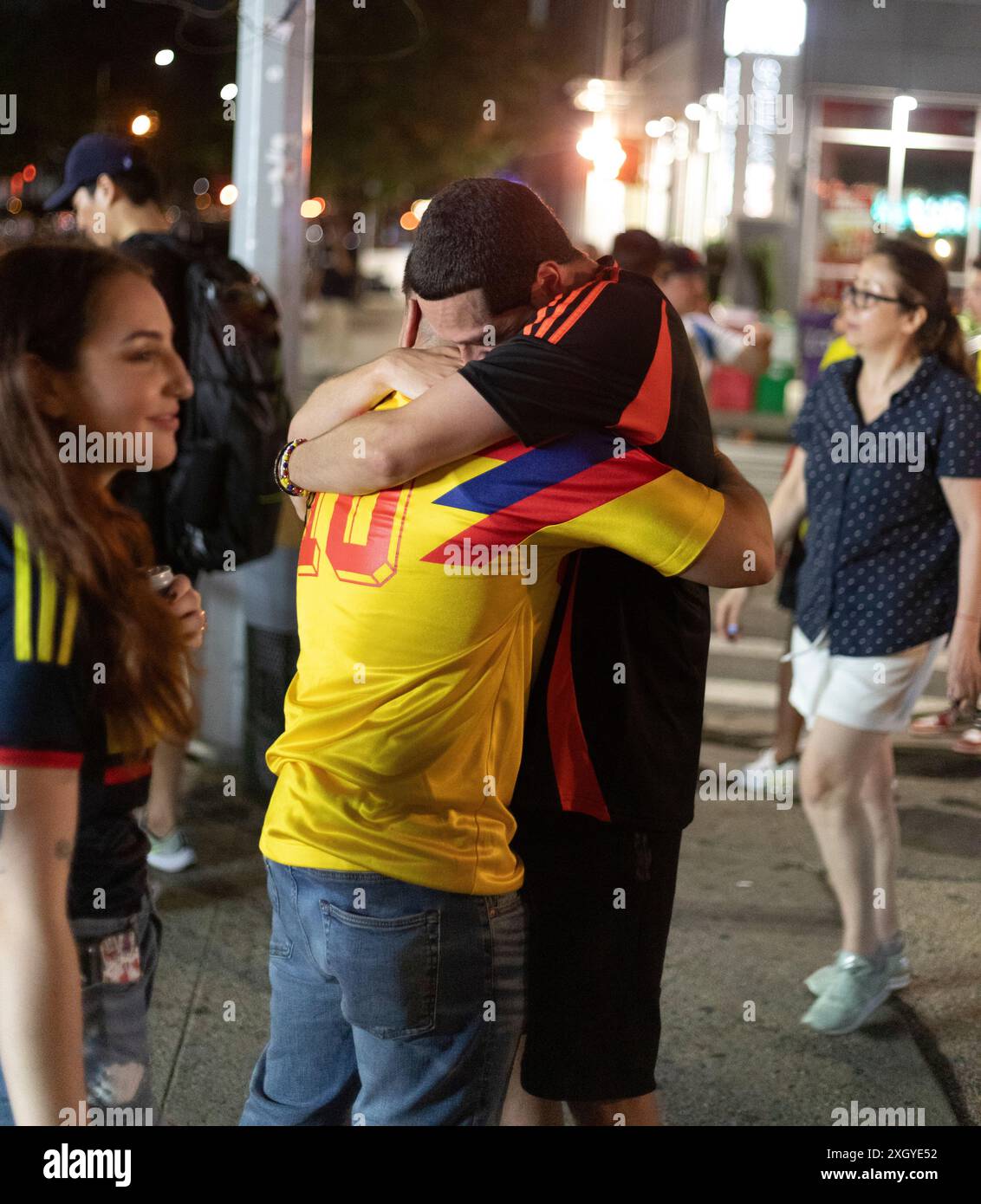 New York, NY. Juli 2024. Fußballfans feiern den Sieg Kolumbiens 1-0 gegen Uruguay im Halbfinale der Copa America 2024. Quelle: John Garry/Alamy Live News Stockfoto