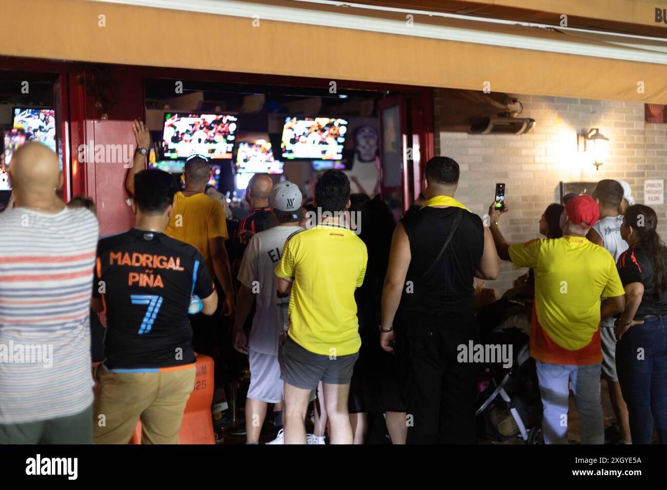 New York, NY. Juli 2024. Fußballfans feiern den Sieg Kolumbiens 1-0 gegen Uruguay im Halbfinale der Copa America 2024. Quelle: John Garry/Alamy Live News Stockfoto