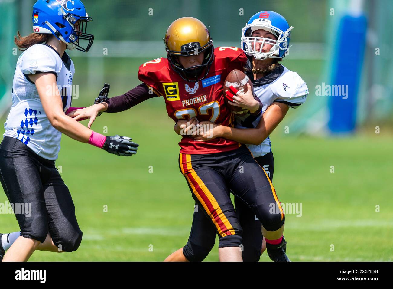 Anna Bär (17, WR, Allgaeu Comets Ladies) und Julia Haslach (10, DB, Allgaeu Comets Ladies) stoppen Emma Kummetz (22, WR, Regensburg Phoenix Ladies) GER, Regensburg Phoenix vs Allgaeu Comets Ladies, American Football, DBL2, Saison 2024, Woche 6, 06.07.2024, Foto: Eibner-Pressefoto/Florian Wolf Stockfoto