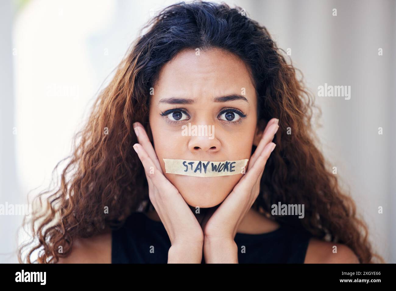 Bleiben Sie wach, Porträt und Frau mit Klebeband am Mund für Abbruchkultur, feministische Bewegung und sozialen Wandel. Meinungsfreiheit, Beeinflussung und Gesicht von Stockfoto