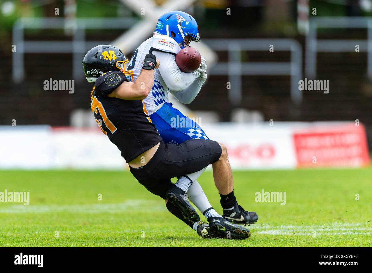 Vinzen Englmann (57, LB, Munich Cowboys) stoppt Dominik Hoerner (13, WR, Allgaeu Comets) GER, Munich Cowboys vs Allgaeu Comets, American Football, GFL, Saison 2024, Woche 4, Nachholtermin, 07.07.2024, Foto: Eibner-Pressefoto/Florian Wolf Stockfoto