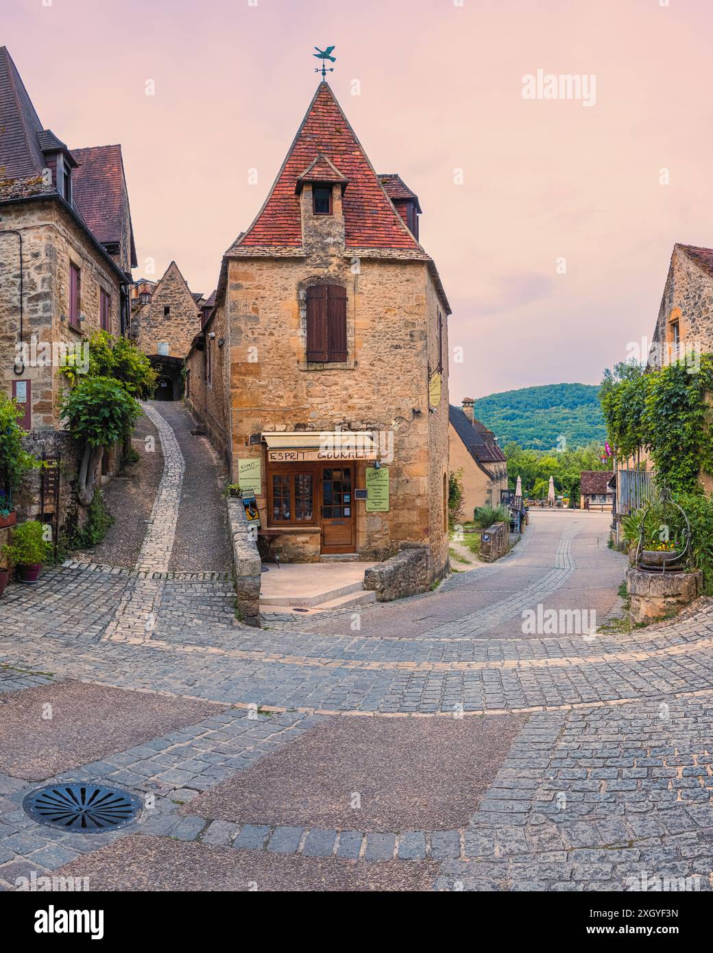 Ein vertikales 4:5 Bild von einem Frühsommersonnenaufgang im schönen Dorf Beynac-et-Cazenac, das sich im Département Dordogne im Südwesten von Fr. Stockfoto