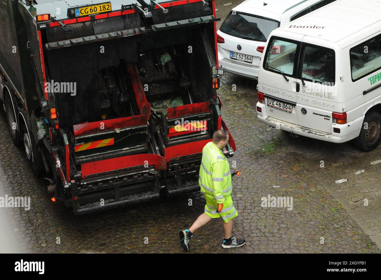 Kopenhagen/Dänemark/11. juli 2024/Verladung von Abfällen und Müll in Recycling-Muldenkipper in dänischer Hauptstadt. (Foto. Francis Joseph Dean/Dean Pictures) (nicht für kommerzielle Zwecke) Stockfoto