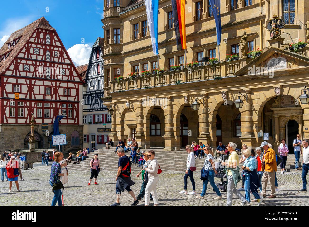 Tourismus Rothenburg ob der Tauber: Rathaus auf dem Marktplatz in Rothenburg ob der Tauber, Bayern. Stockfoto