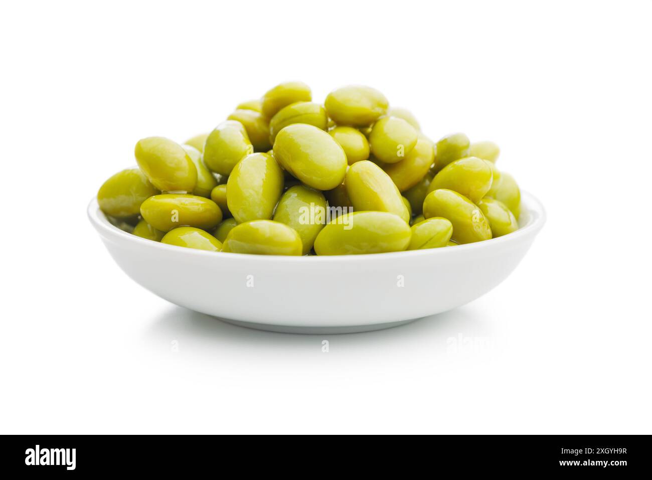 Edamame Sojabohnen in Schüssel isoliert auf weißem Hintergrund. Stockfoto