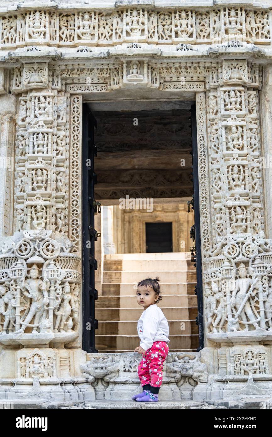 Niedliches Kind am alten einzigartigen Tempeleingang mit weißem Marmor, einzigartiger Architektur Hintergrund am Tag Stockfoto