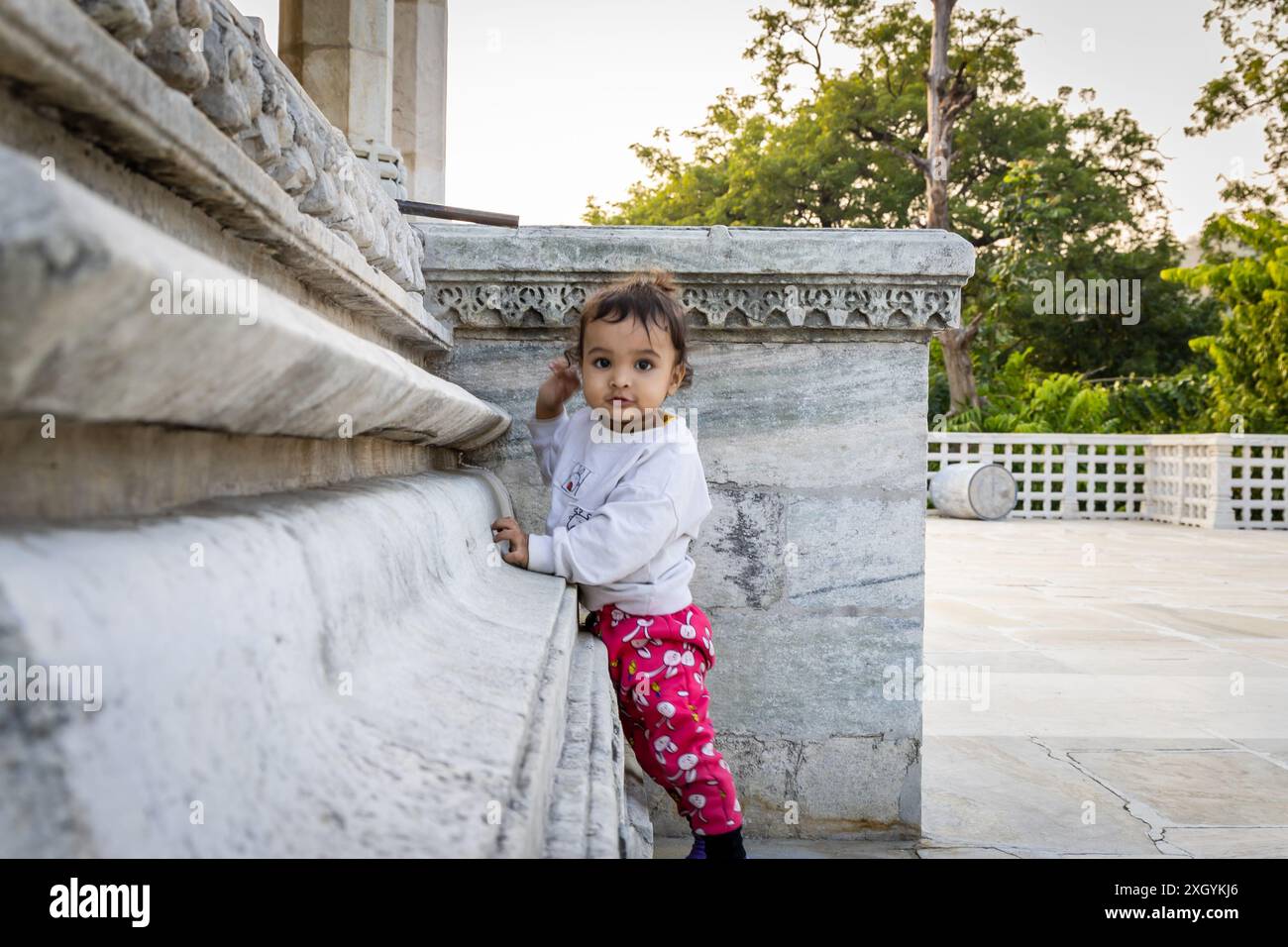 Niedliche Porträts unschuldiger Kleinkinder am Tag im Tempelhof aus einzigartiger Perspektive Stockfoto