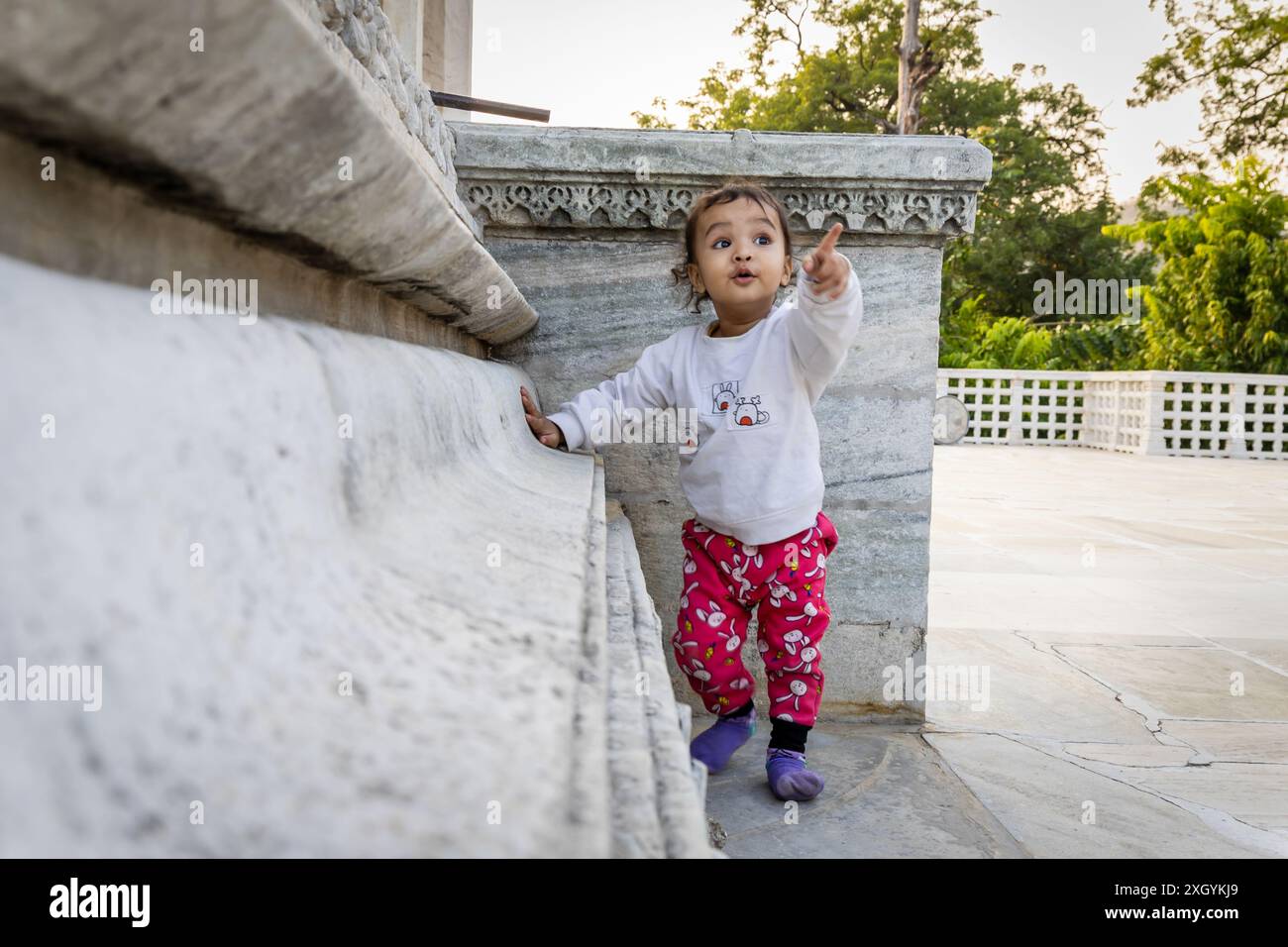 Niedliche Porträts unschuldiger Kleinkinder am Tag im Tempelhof aus einzigartiger Perspektive Stockfoto