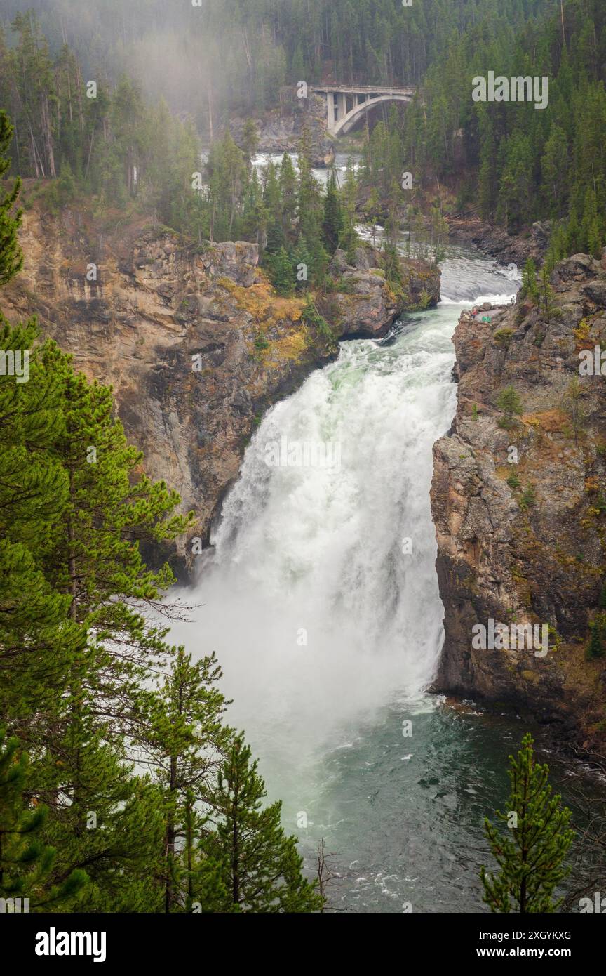 Die Upper Falls mit der Chittenden Memorial Bridge im Hintergrund im Yellowstone National Park Stockfoto