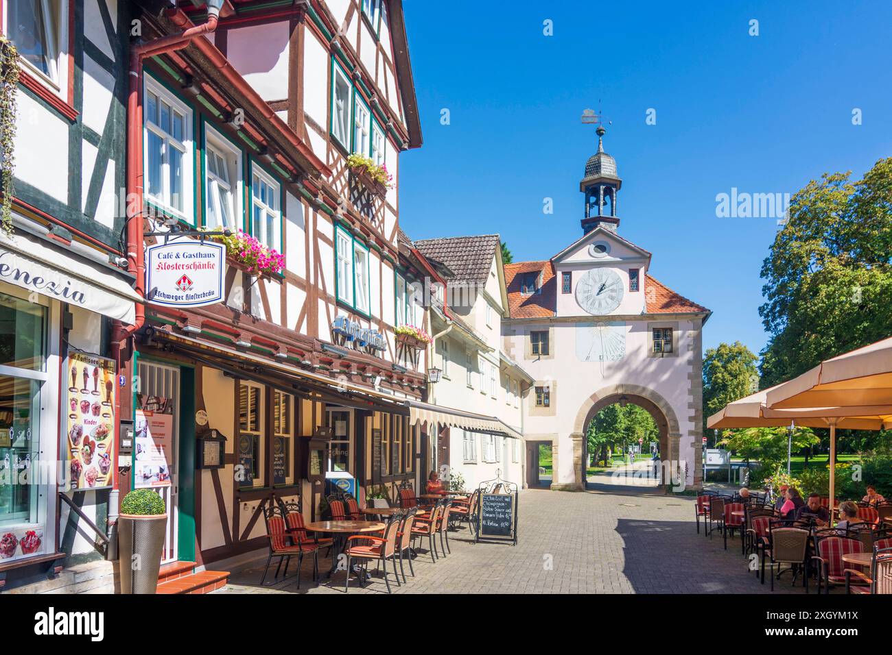 Straße Weinreihe, Stadttor Söder Tor in Bad Sooden, Freiluftrestaurant Bad Sooden-Allendorf Nordhessen Hessen, Hessen Deutschland Stockfoto