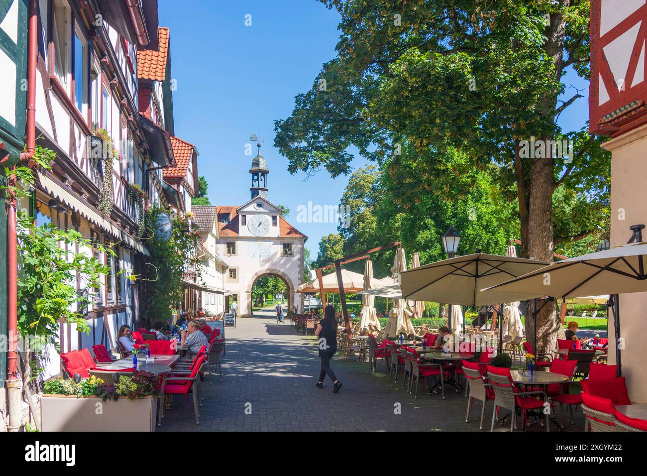 Straße Weinreihe, Stadttor Söder Tor in Bad Sooden, Freiluftrestaurant Bad Sooden-Allendorf Nordhessen Hessen, Hessen Deutschland Stockfoto