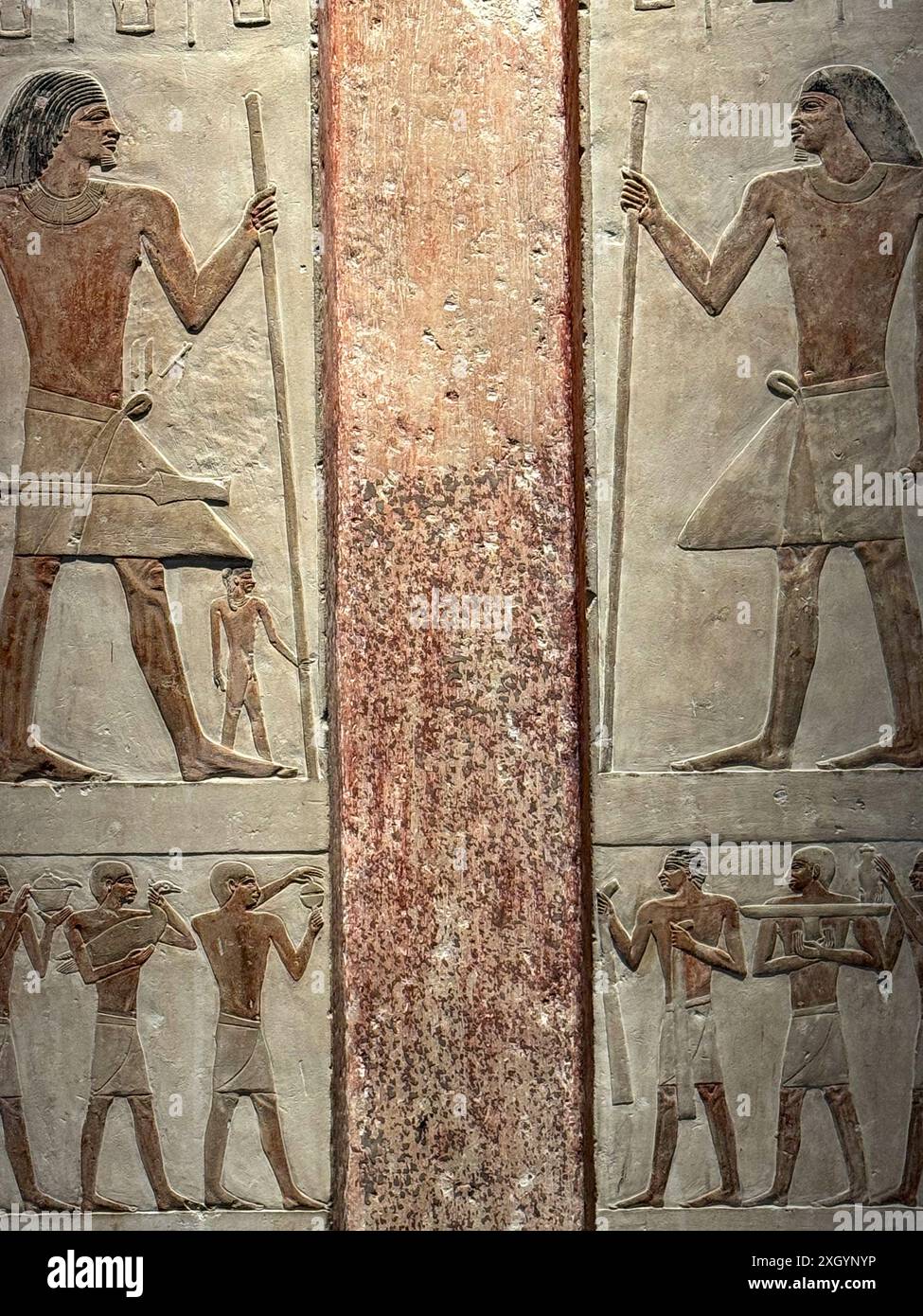 Steintafel mit ägyptischen Symbolen und ägyptischen Pharaonenfiguren Stockfoto