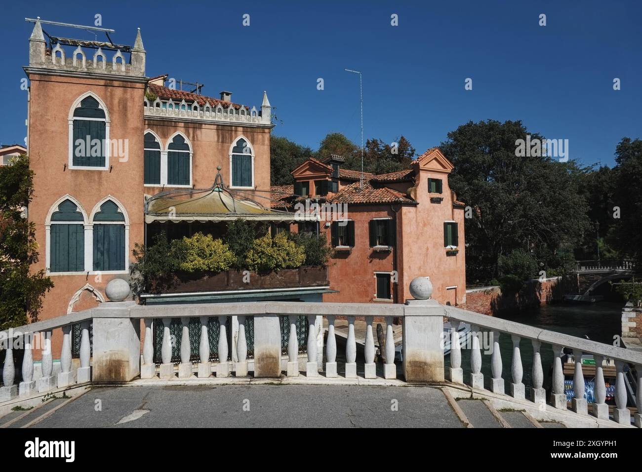 Blick auf die Riva dei Sette Martiri und das blaue Wasser der venezianischen Lagune in einem klaren hellen Sommertagshaus Stockfoto