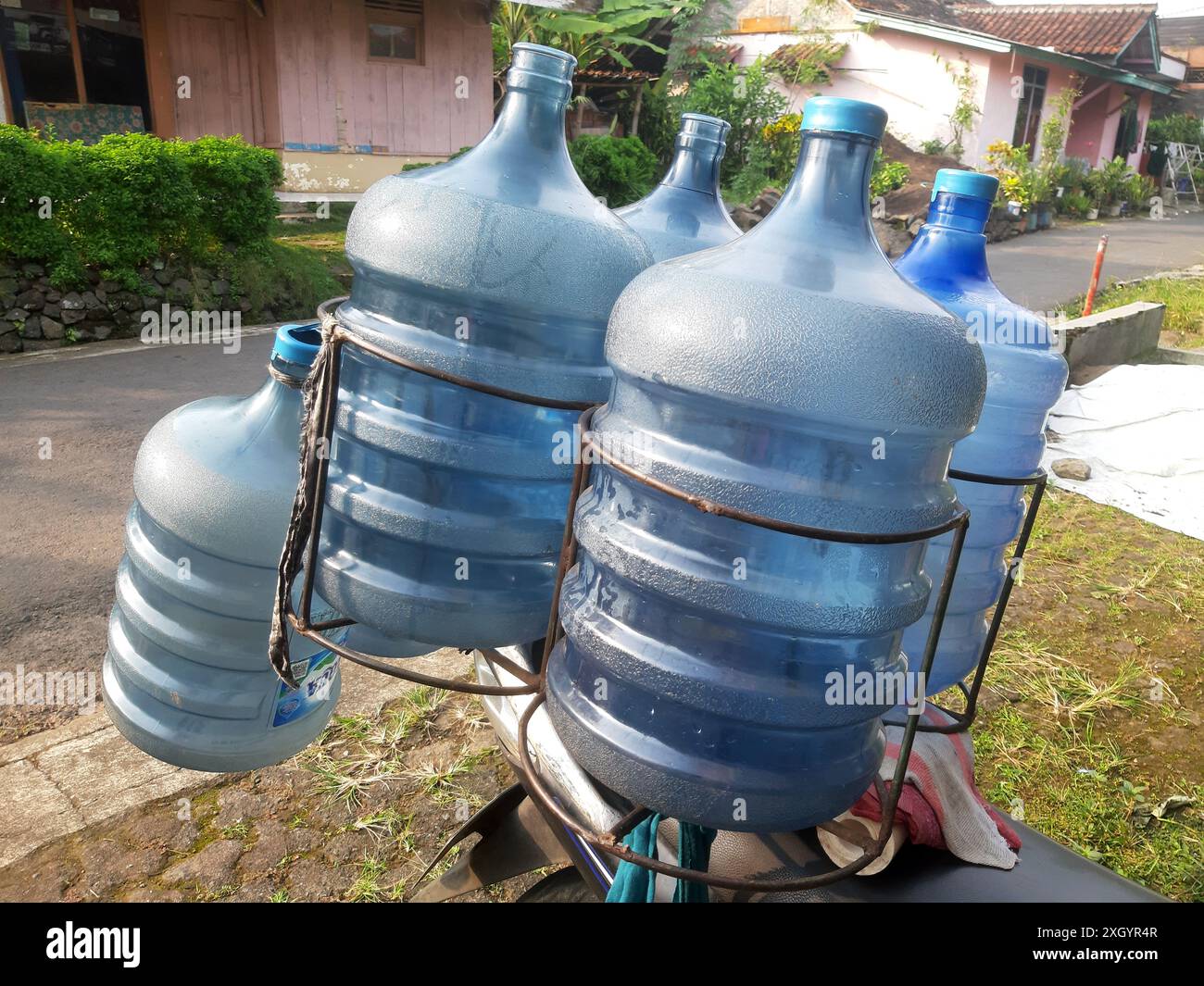 West Java, Indonesien - 10. Juli 2024 : Verkäufer von nachfüllbarem Mineralwasser in Gallonenflaschen in West Java, Indonesien Stockfoto