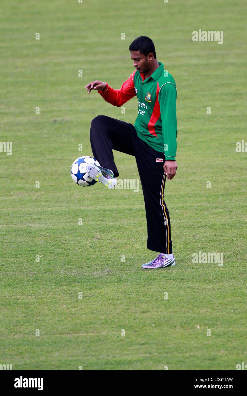 Der Bangladesch-Nationalcricketspieler Shakib Al Hasan nimmt vor seinem fünften Ma tc am Training im Sher-e-Bangladesh National Cricket Stadium (SBNCS) Teil Stockfoto