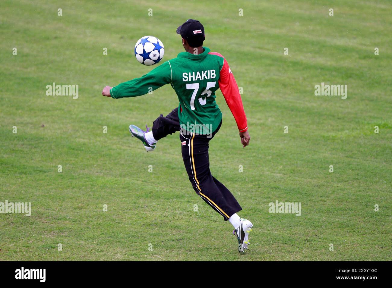 Der Bangladesch-Nationalcricketspieler Shakib Al Hasan nimmt vor seinem fünften Ma tc am Training im Sher-e-Bangladesh National Cricket Stadium (SBNCS) Teil Stockfoto