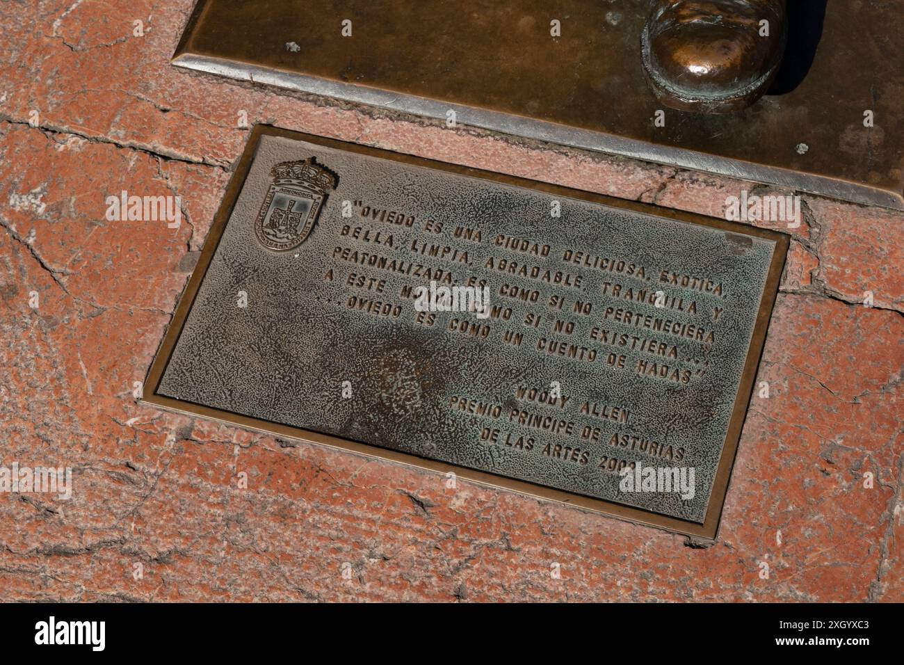 Gedenktafel am Fuße der Skulptur, die Woody Allen in Oviedo gewidmet ist. Asturien. Spanien Stockfoto