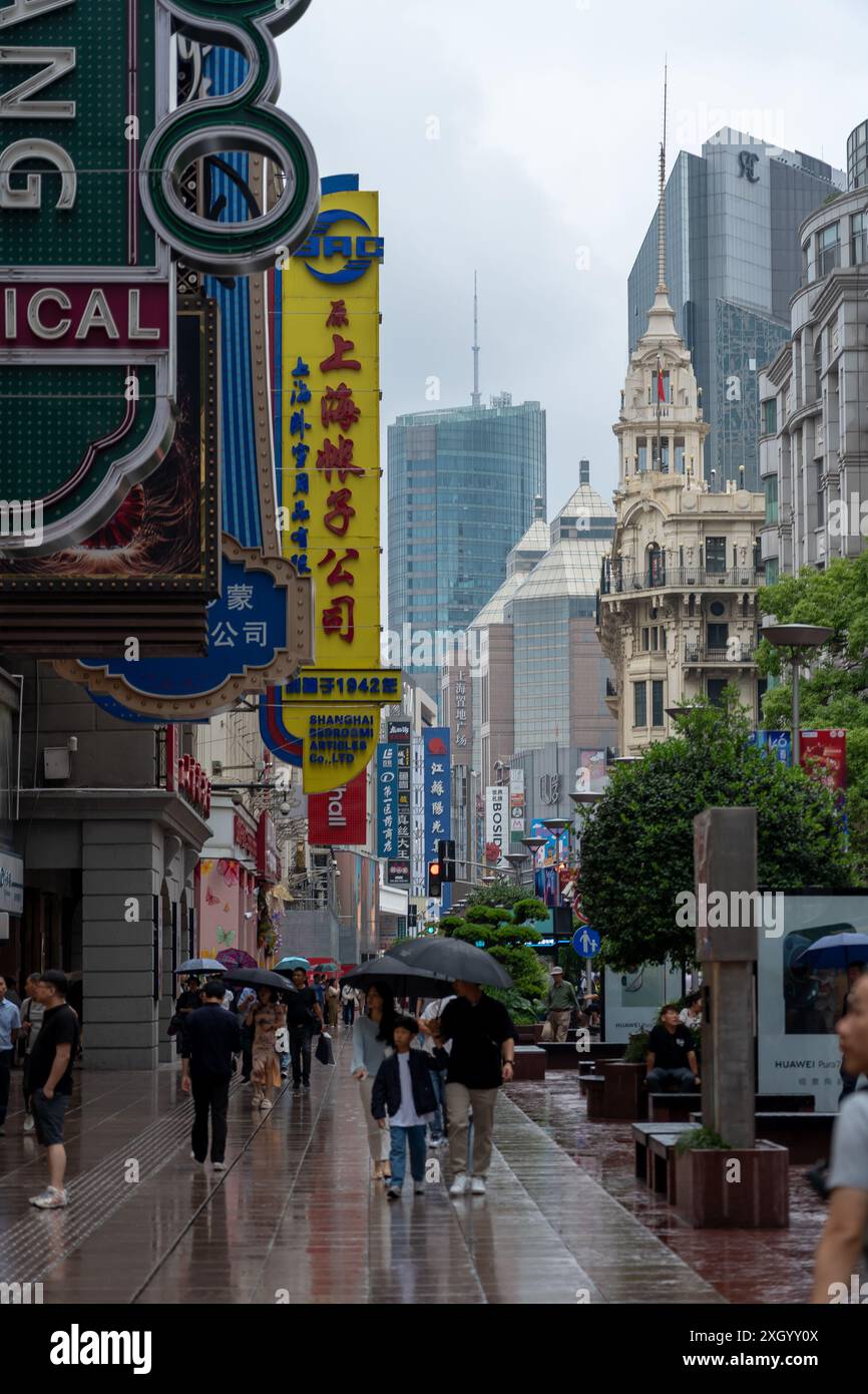 Shanghai, China, 05. Juni 2024: Fußgänger-Touristen gehen in der Nanjing Road Shopping Street, dem berühmten Einkaufsviertel in Shanghai; Stockfoto