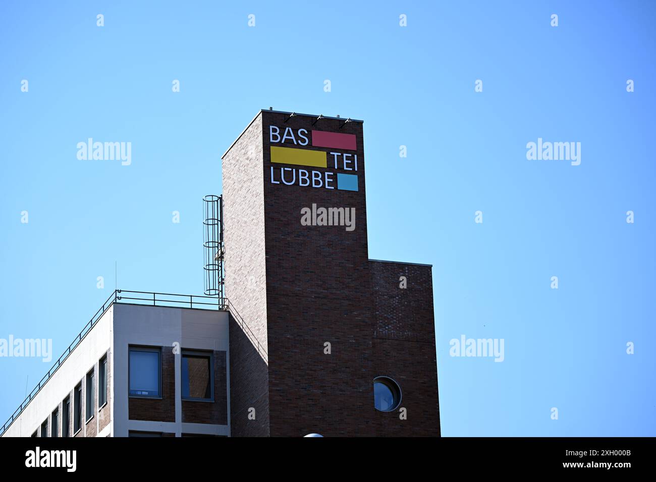 Köln, Deutschland. Juli 2024. Das Logo des Verlags Bastei Lübbe ist am Firmensitz zu sehen. Quelle: Federico Gambarini/dpa/Alamy Live News Stockfoto