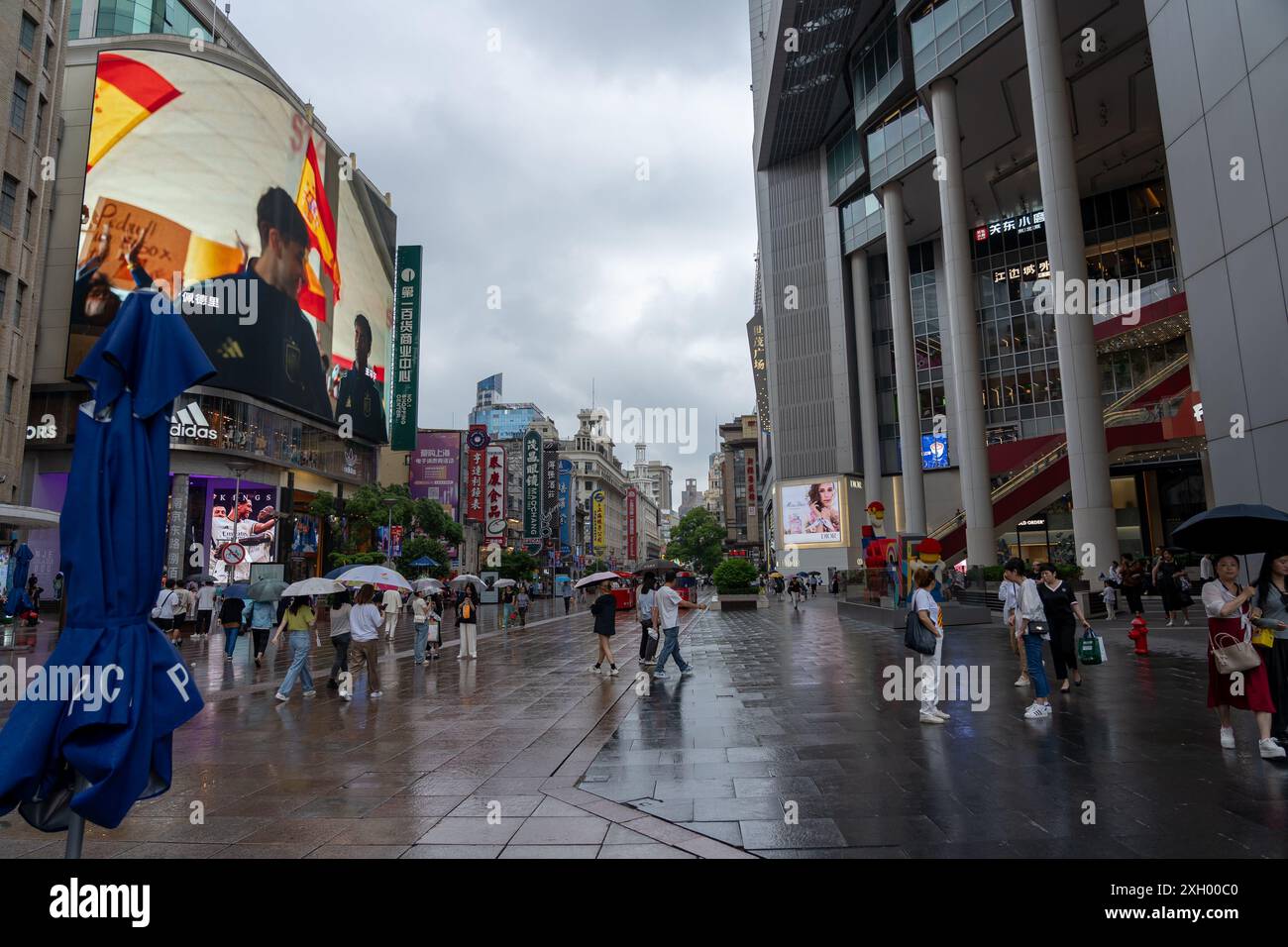 Shanghai, China, 05. Juni 2024: Fußgänger-Touristen gehen in der Nanjing Road Shopping Street, dem berühmten Einkaufsviertel in Shanghai; Stockfoto