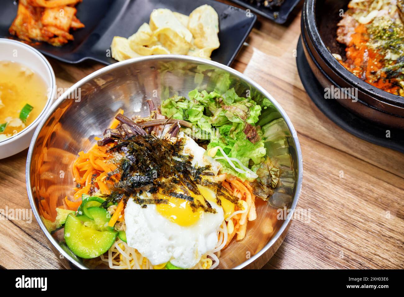 Heißes Bibimbap. Gemischter Reis mit Fleisch, Spiegelei und gemischtem Gemüse. Bibimbap ist ein beliebtes koreanisches Gericht. Stockfoto Heißes Bibimbap. Gemischter Reis mit Fleisch, Spiegelei und gemischtem Gemüse. Bibimbap ist ein beliebtes koreanisches Gericht. Stockfoto