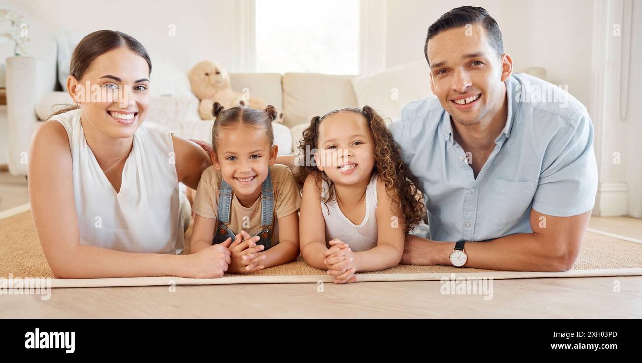 Entspannen Sie sich, glückliche Familie oder Kinder mit Eigentum, Porträt oder Geschwistern, um sich in Sicherheit, Liebe oder Sicherheit zu entspannen. Schwestern, Mädchen oder Eltern mit Kindern Stockfoto