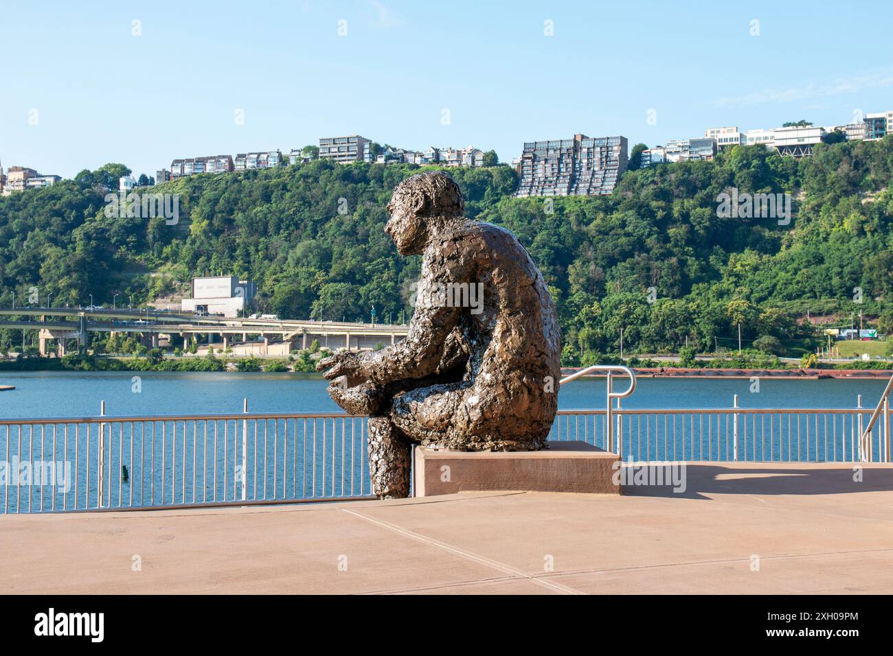 Pittsburgh, Pennsylvania, USA - 8. August 2023: Die Thinking man Statue von Mister Fred Rogers in Pittsburgh, Pennsylvania. Stockfoto