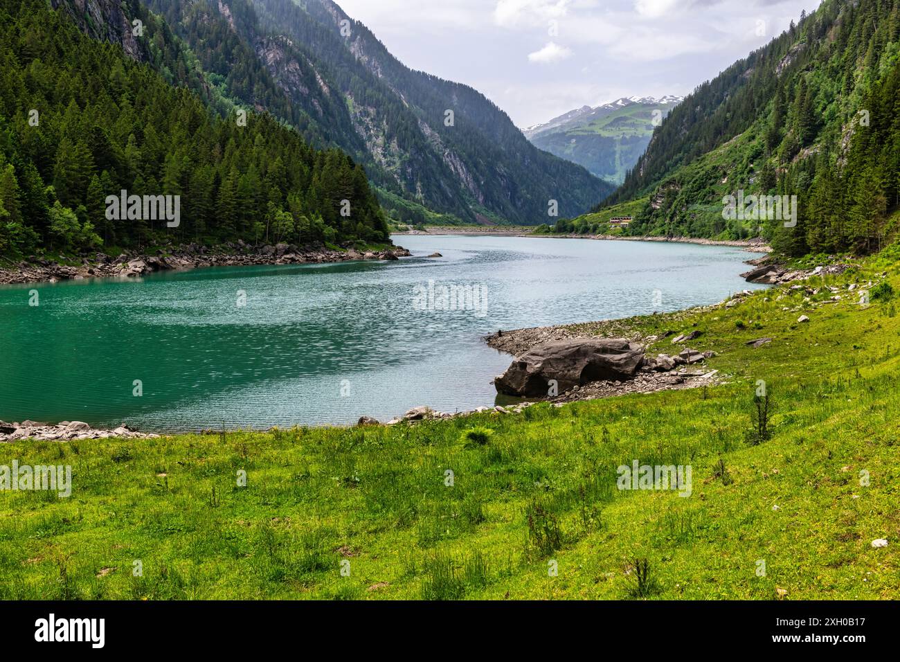 Das schöne Stilluptal, auch Wasserfalltal genannt, und der Stillup-Stausee bei Mayrhofen in Österreich, Europa Stockfoto