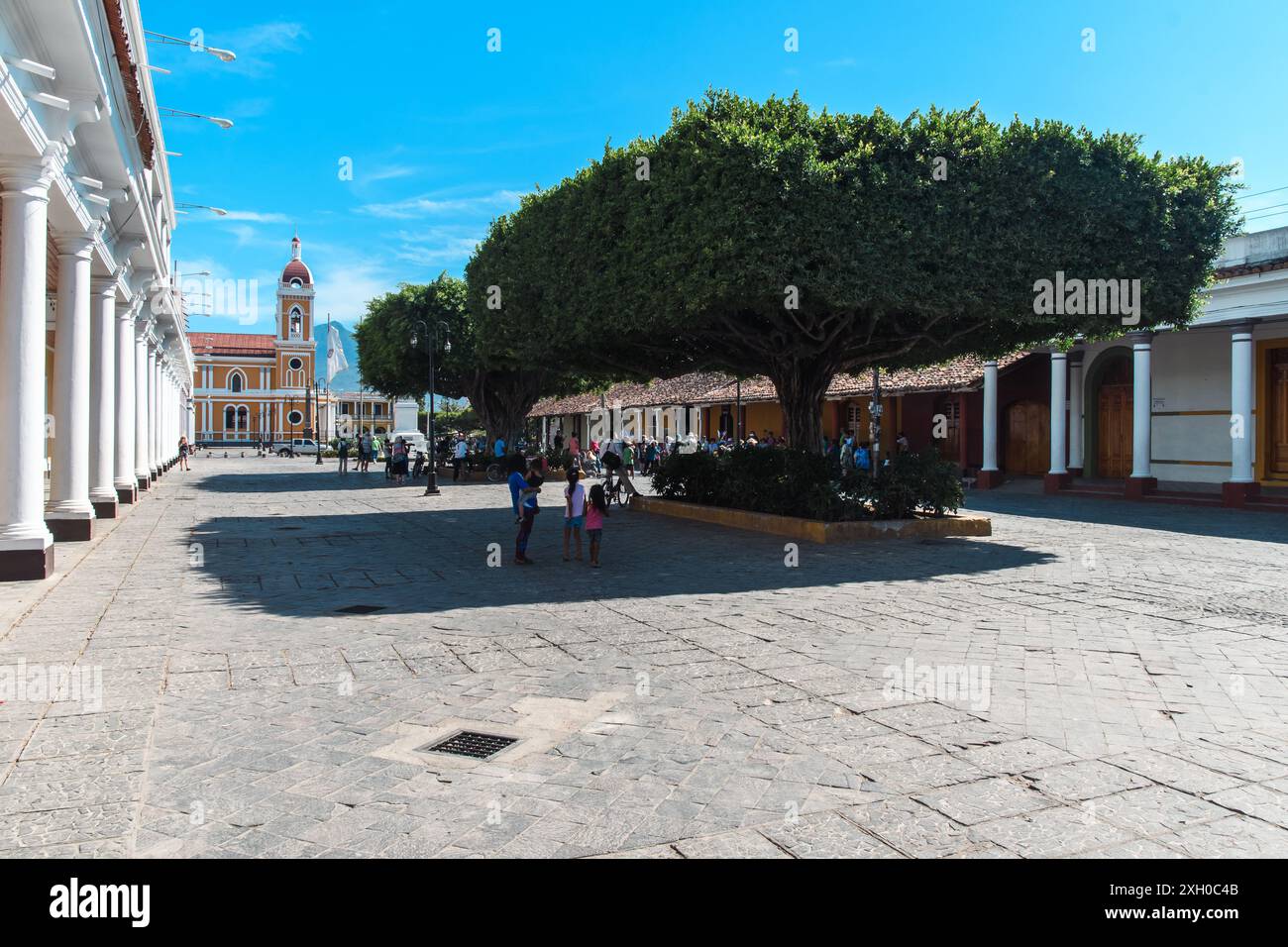 Granada, Nicaragua - 24. März 2019: Ein sonniger Tag entfaltet sich auf dem historischen Central Plaza. Stockfoto