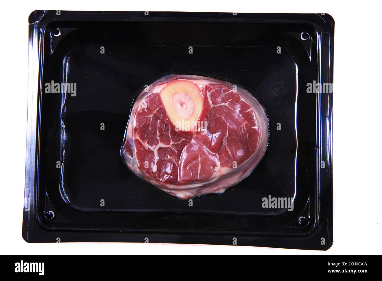 Rohes Fleisch mit Knochen isoliert auf weißem Hintergrund Stockfoto