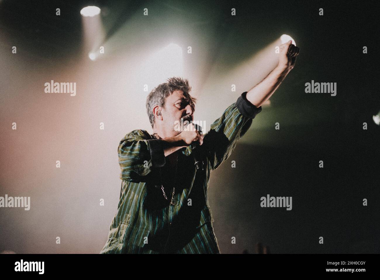 Kopenhagen, Dänemark. Juli 2024. Die argentinische Rockband Babasonicos gibt ein Live-Konzert im Pumpehuset in Kopenhagen. Hier ist Sänger Adrian Dargelos live auf der Bühne zu sehen. Stockfoto