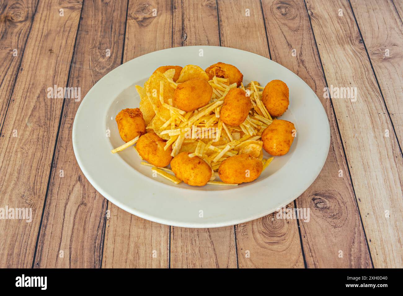 Kroketten zeichnen sich durch ihre knusprige Beschichtung und cremige Füllung aus, die Schinken, Huhn, Fisch, Gemüse oder sogar Obst sein kann Stockfoto