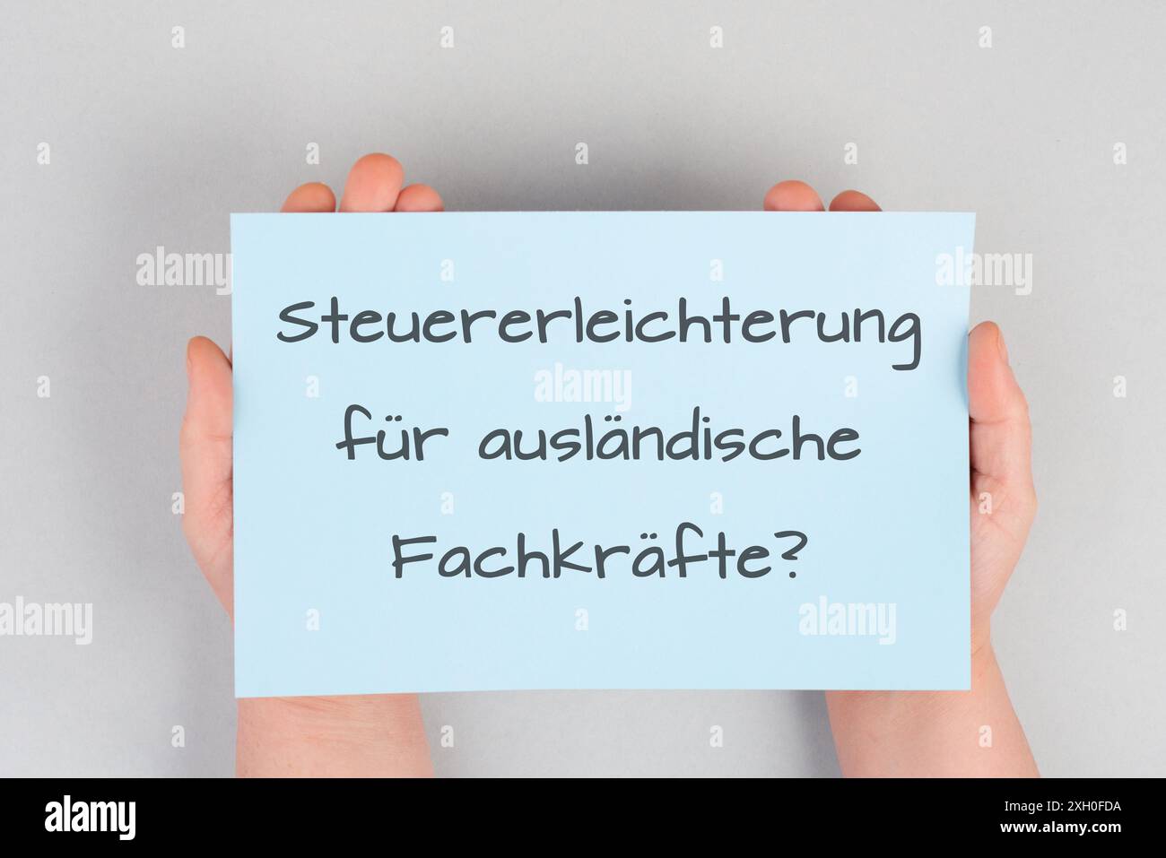 Steuererleichterungen für ausländische Fachkräfte stehen in deutscher Sprache auf dem Papier, neues Gesetz in Deutschland für Einwanderer und Asylbewerber Stockfoto