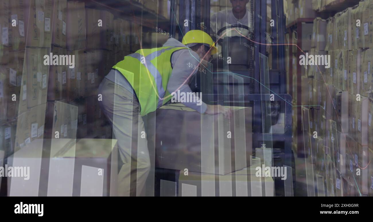 Bild der Datenverarbeitung über kaukasischen männlichen Arbeiter, der eine Kiste auf einem Gabelstapler im Lager stapelt. Logistikgeschäft und Technologiekonzept Stockfoto