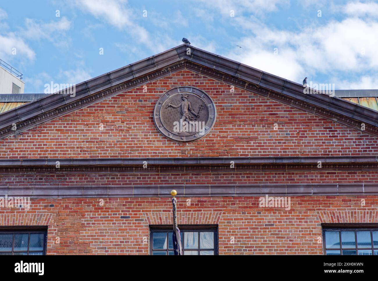 NYC Chinatown: Knickerbocker Station Post Office, ein öffentliches Bauprojekt aus der Zeit der Depression mit geflügeltem Messenger Mercury Medaillon, befindet sich am 128 E Broadway. Stockfoto