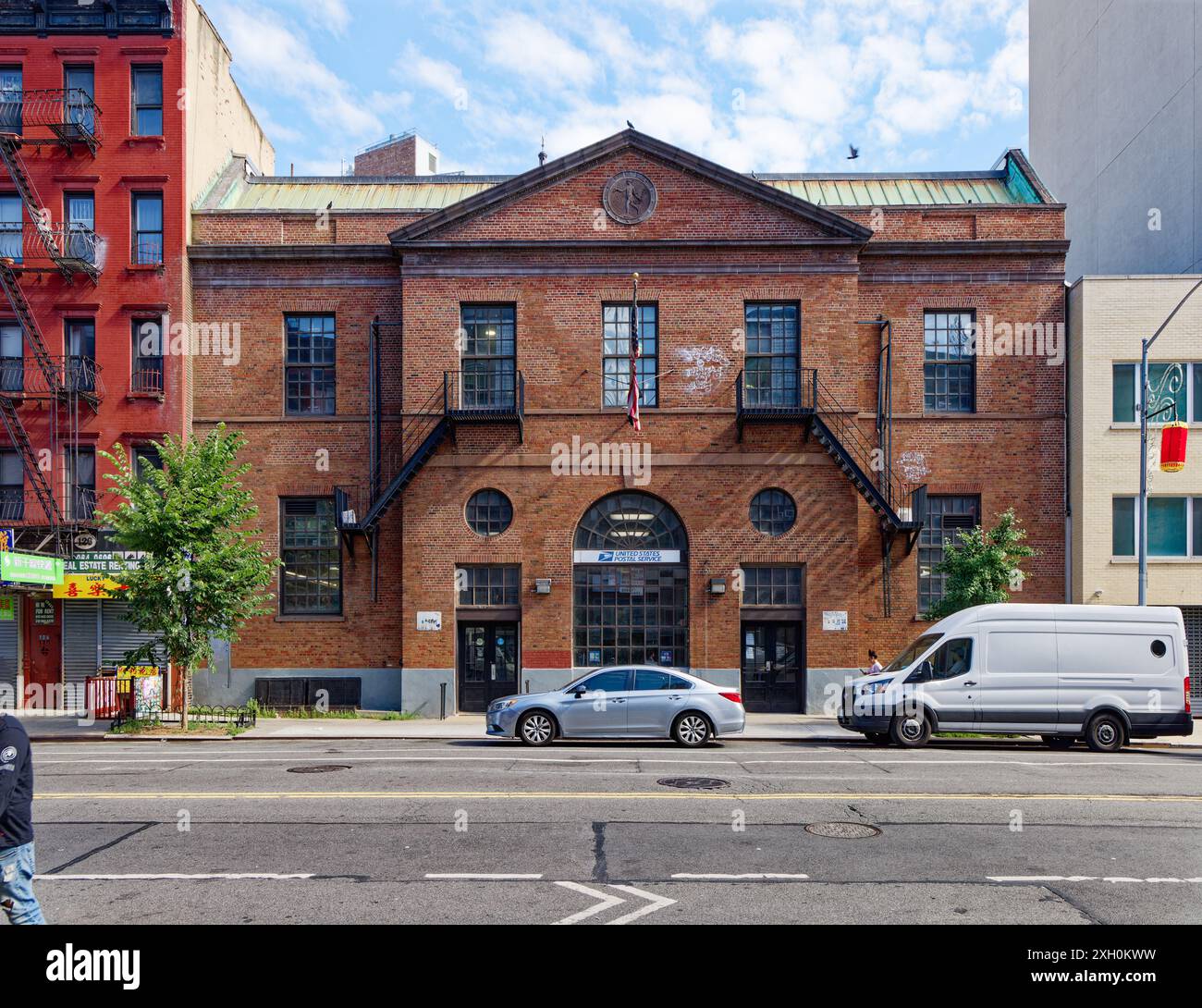 NYC Chinatown: Knickerbocker Station Post Office, ein öffentliches Bauprojekt aus der Zeit der Depression mit geflügeltem Messenger Mercury Medaillon, befindet sich am 128 E Broadway. Stockfoto