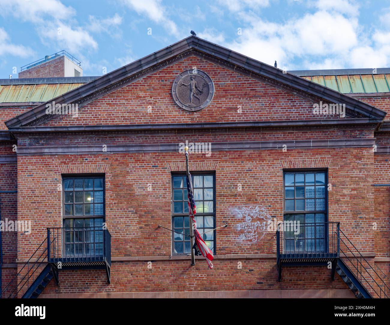 NYC Chinatown: Knickerbocker Station Post Office, ein öffentliches Bauprojekt aus der Zeit der Depression mit geflügeltem Messenger Mercury Medaillon, befindet sich am 128 E Broadway. Stockfoto