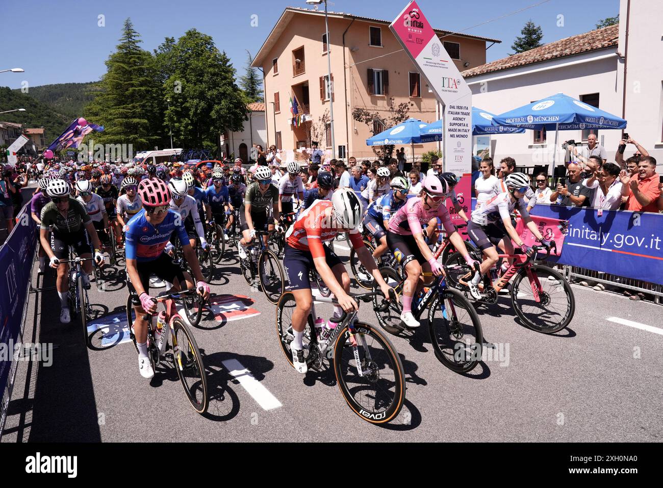 Frontone, Italien. Juli 2024. Beginn der 5. Etappe der Giro d'Italia Women, von Frontone bis Foligno, Italien Donnerstag, 11. Juli 2024. Sport - Radsport . (Foto: Massimo Paolone/LaPresse) Credit: LaPresse/Alamy Live News Stockfoto