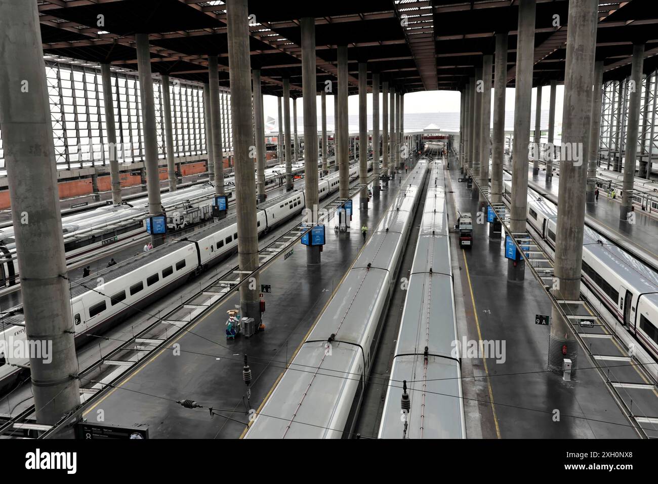 Bahnhof Atocha, Madrid, Spanien, Europa, moderner Bahnhof mit zahlreichen Zügen und Bahnsteigen, hohen Säulen und breiten Hallen Stockfoto